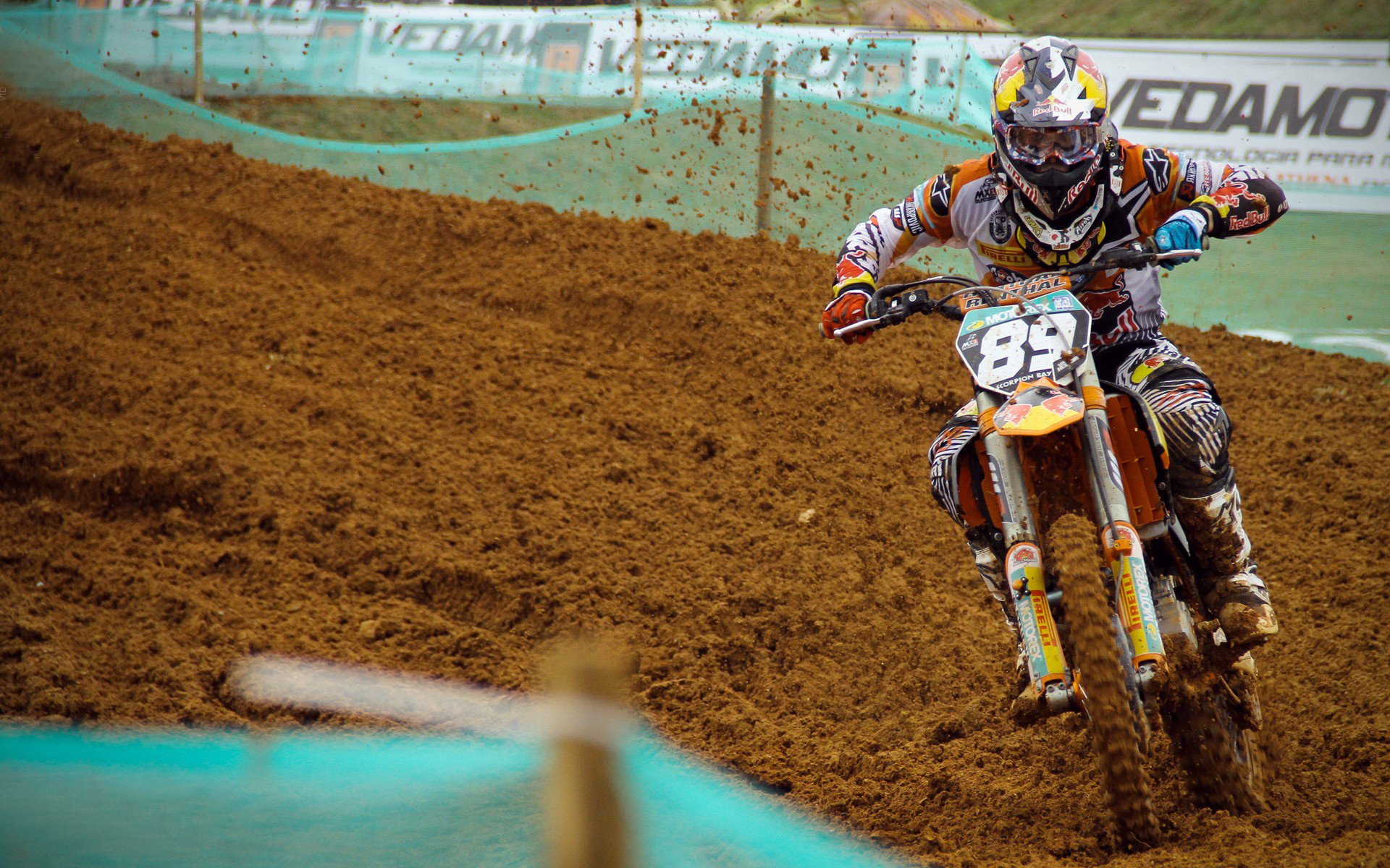 赛道与绿茵场的双重奏，F1新赛季揭幕战与曼城终结西班牙的战术交响