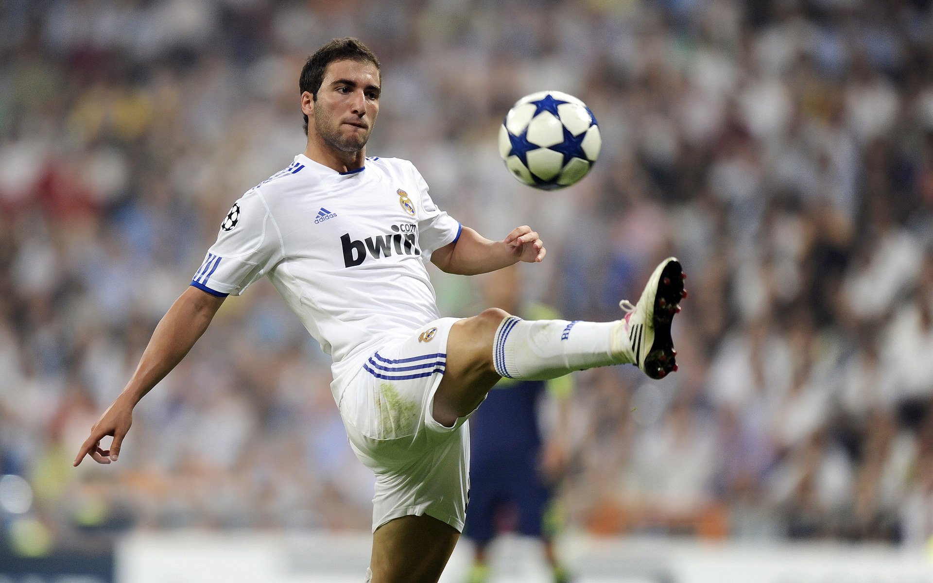 北欧寒冰难阻炽热锋芒，姆巴佩个人能力撕裂乌克兰防线，诠释现代足球终极答案